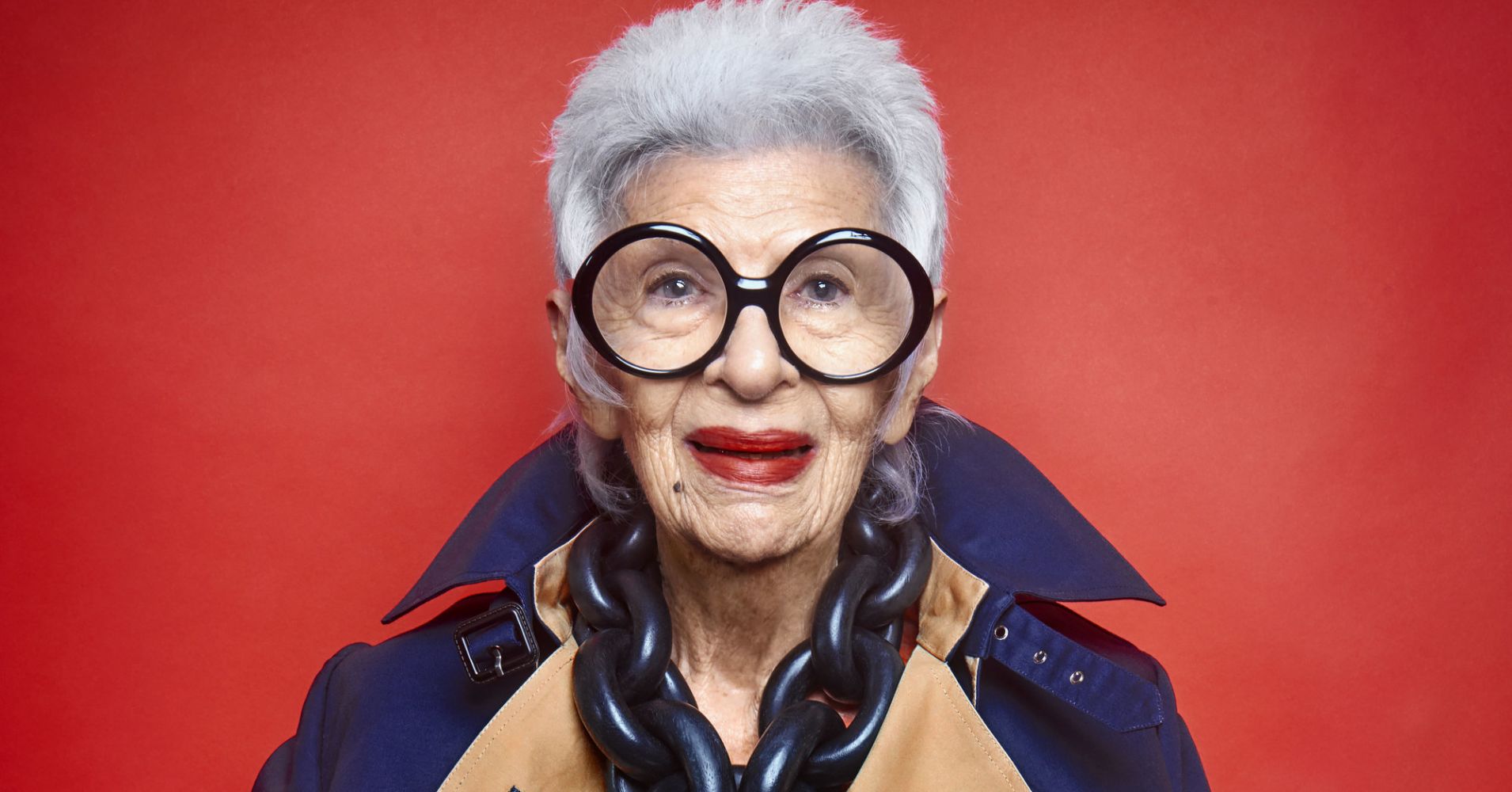 Iris Apfel, famosa collezionista, arredatrice di interni, imprenditrice