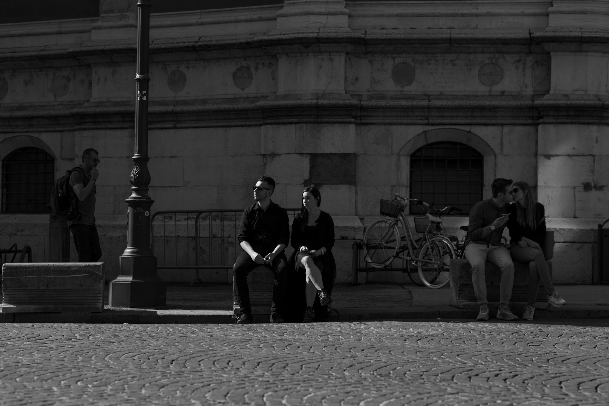 Servizio fotografico prematrimoniale di coppia SWP a Vicenza Coppia seduta su panchina.