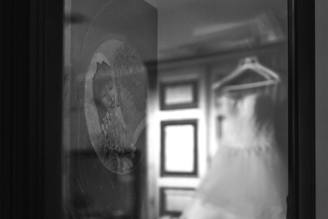 L'abito da sposa nel riflesso di uno specchio. Servizio fotografico di matrimonio SWP a Portogruaro