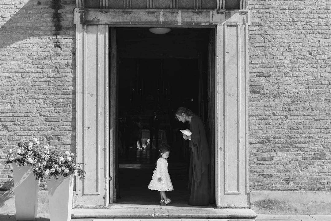 Bimba e donna all'ingresso della chiesa. Servizio fotografico di matrimonio SWP a Portogruaro