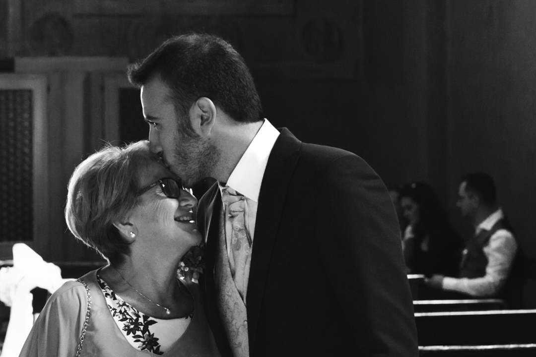 Lo sposo bacia sua madre. Servizio fotografico di matrimonio SWP a Portogruaro