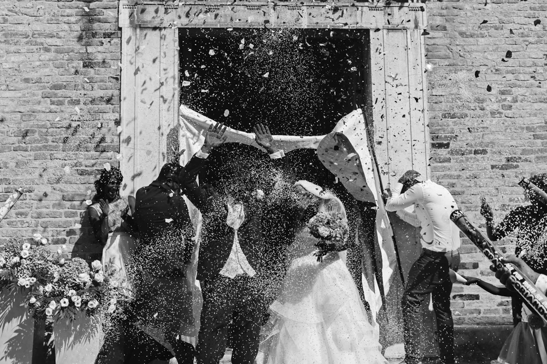 Gli sposi all'uscita dalla chiesa. Servizio fotografico di matrimonio SWP a Portogruaro