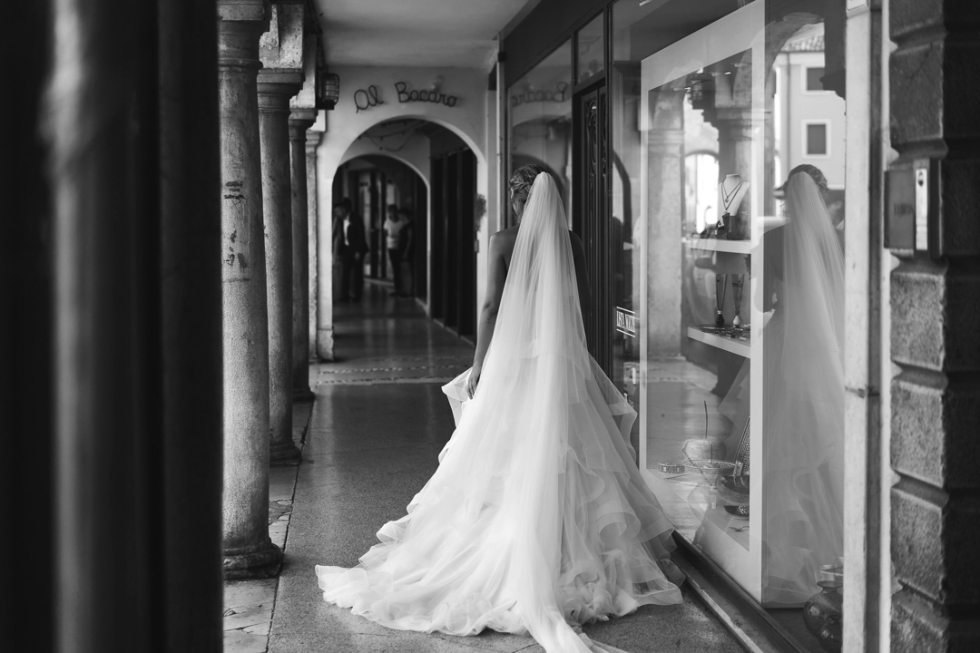 La sposa di spalle con il velo. Servizio fotografico di matrimonio SWP a Portogruaro