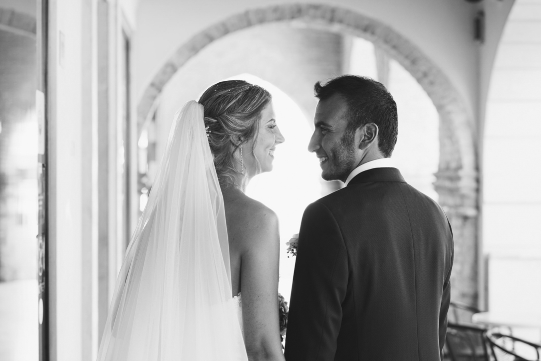 Foto ai due sposi di profilo. Servizio fotografico di matrimonio SWP a Portogruaro