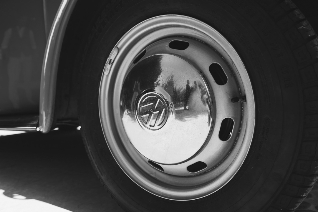 Dettaglio sulla ruota dell'automobile. Servizio fotografico di matrimonio SWP a Portogruaro