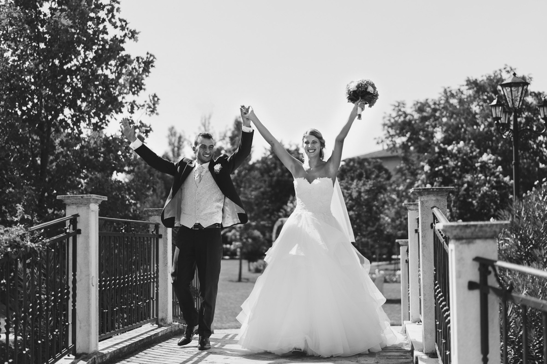 I due sposi felici su un ponticello. Servizio fotografico di matrimonio SWP a Portogruaro