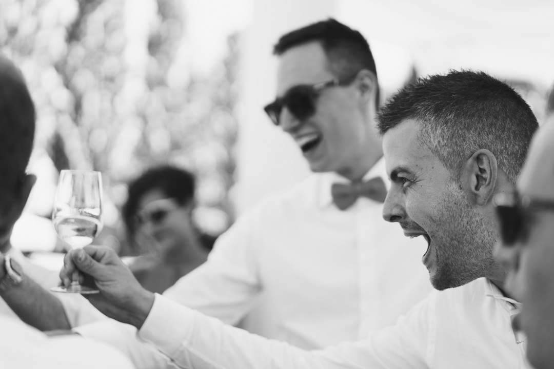 Uomini che brindano. Servizio fotografico di matrimonio SWP a Portogruaro