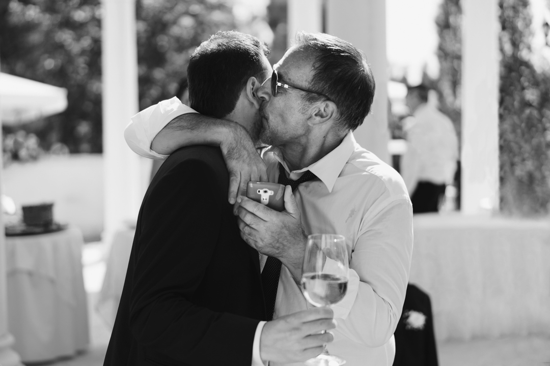 Un bacio allo sposo. Servizio fotografico di matrimonio SWP a Portogruaro