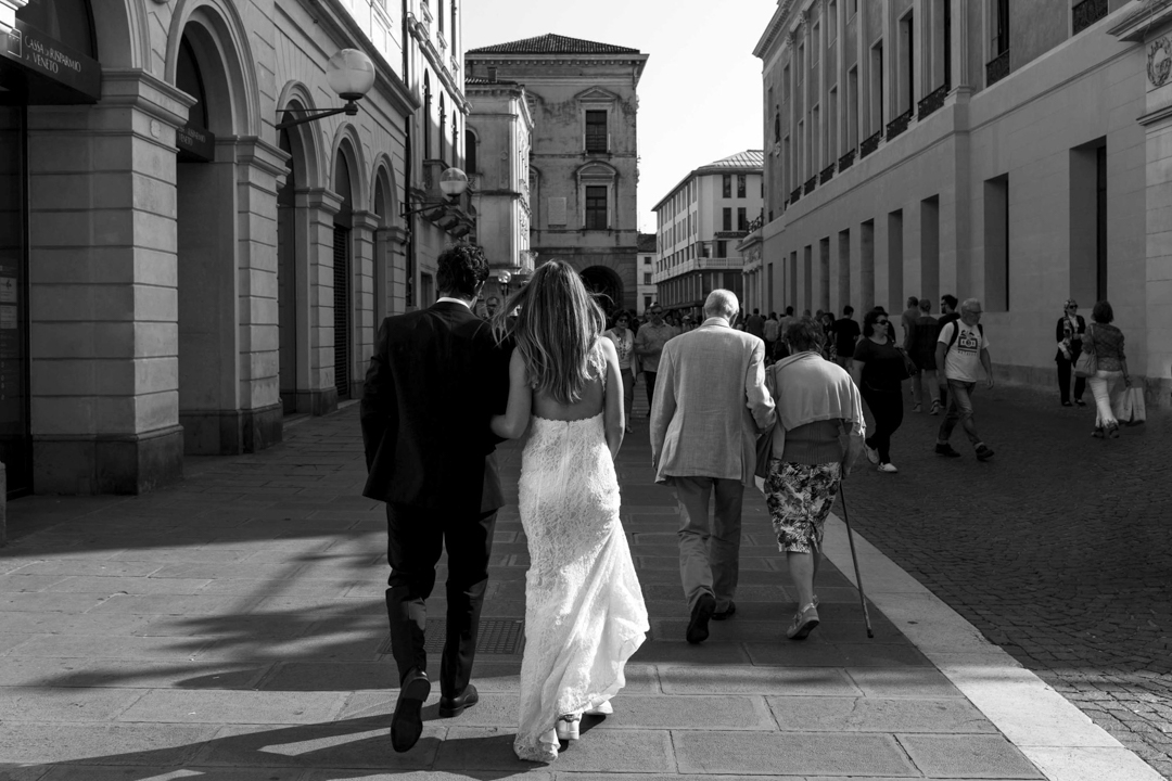 Promessa di matrimonio a Padova. Servizio SWP. Coppia di spalle, cammina per strada.