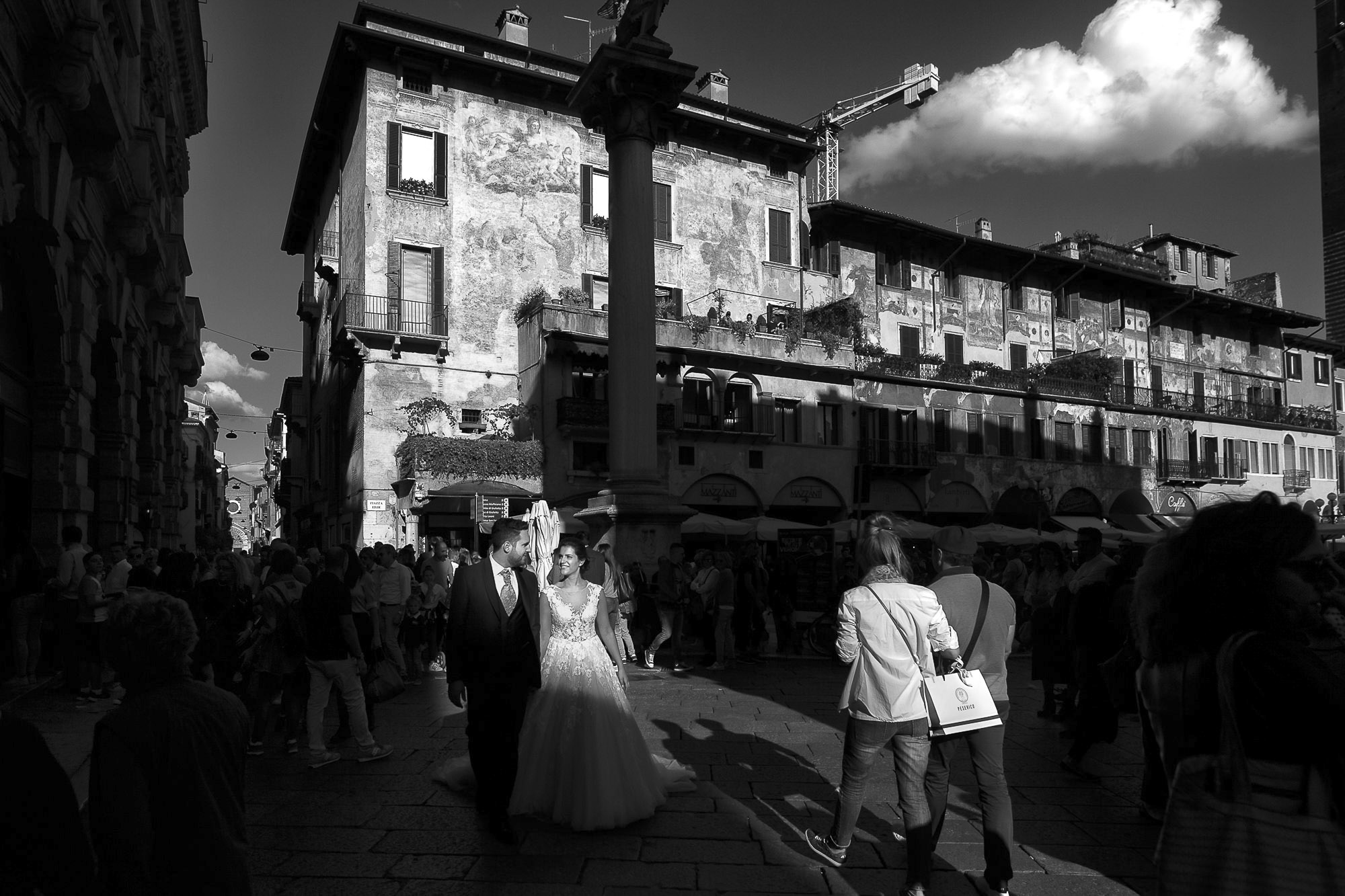 Fotografia di matrimonio a Verona. Passeggiata per la città di Verona. Street Wedding Photography fotografi professionisti di matrimonio Verona
