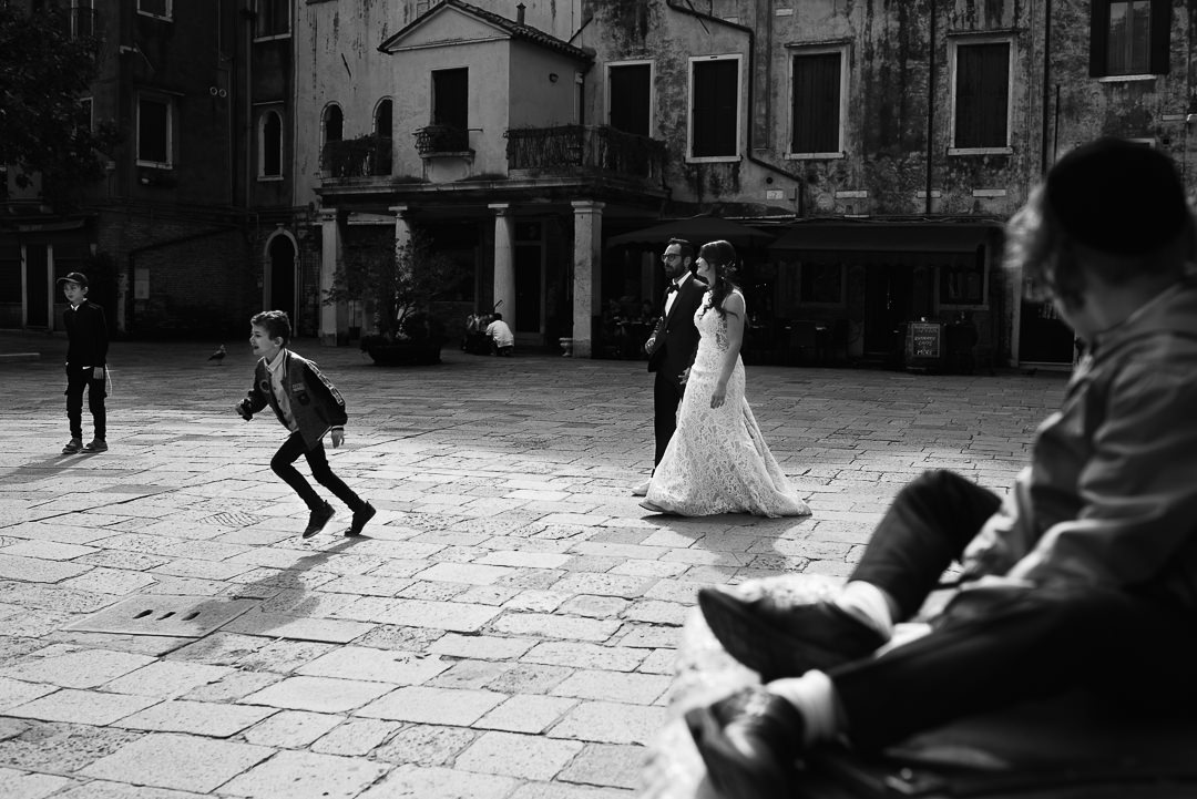 Sessione fotografia post-wedding a Venezia. Servizio per Elisa e Luca. Street Wedding Photography, fotografo di matrimonio Venezia Padova Treviso Veneto 17