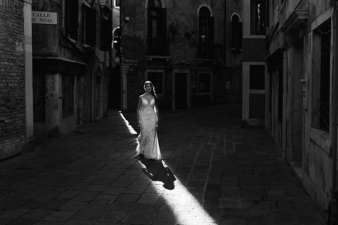 Sessione fotografia post-wedding a Venezia. Servizio per Elisa e Luca. Street Wedding Photography, fotografo di matrimonio Venezia Padova Treviso Veneto 23