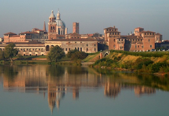 Mantova città della Lombardia, piccola perla che sembra galleggiare sulle acque del Mincio